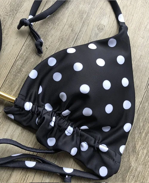 Biquíni preto de bolinhas brancas