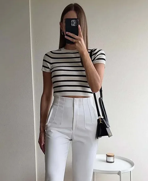 Blusa cropped feminina listrada preto e branco