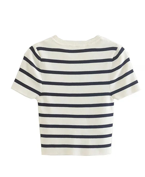 Blusa cropped feminina listrada preto e branco - imagem 8
