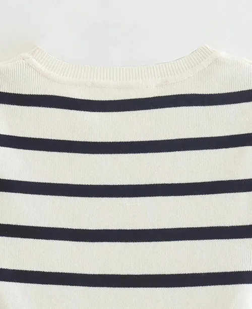 Blusa cropped feminina listrada preto e branco - imagem 10