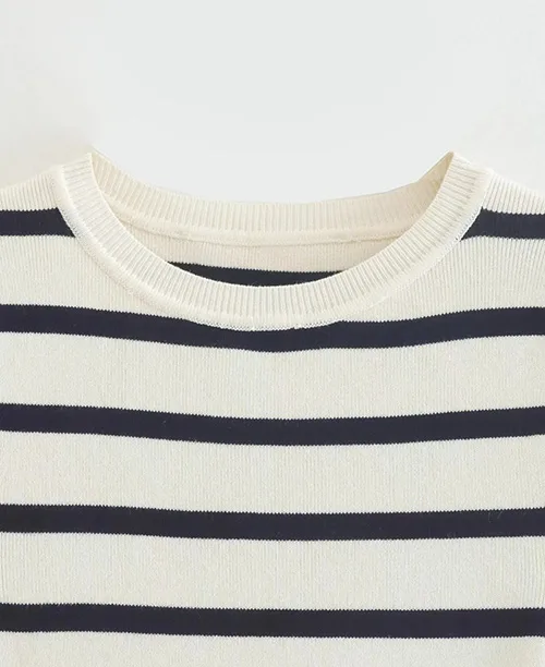 Blusa cropped feminina listrada preto e branco - imagem 9