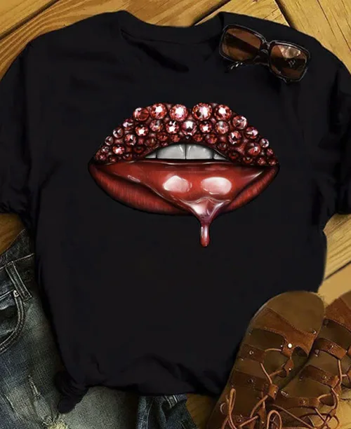 Camiseta preta feminina com estampa de boca - imagem 4