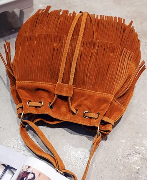 Bolsa saco feminina com franjas - imagem 4