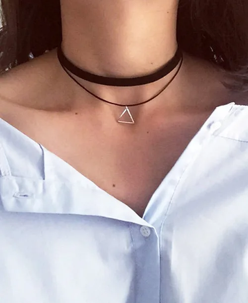 Gargantilha preta de veludo com pingente triangulo
