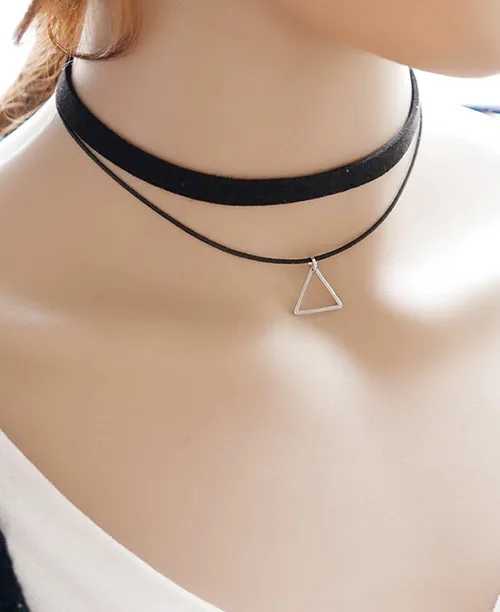 Gargantilha preta de veludo com pingente triangulo - imagem 3