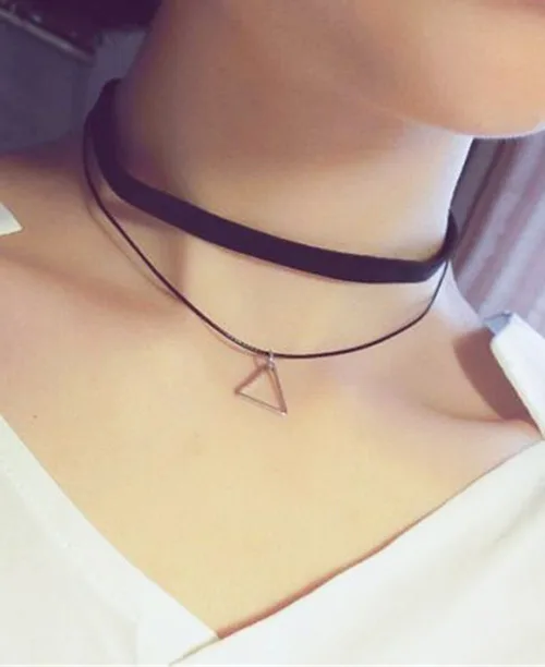 Gargantilha preta de veludo com pingente triangulo
