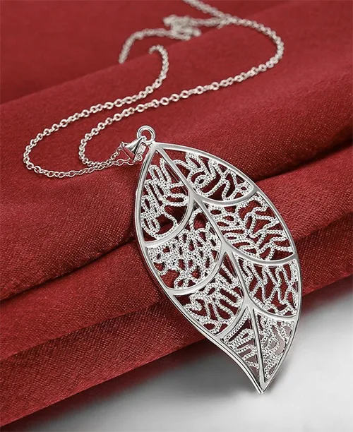Conjunto de brincos e colar de folhas prateadas
