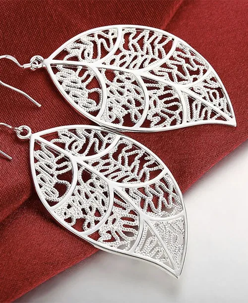 Conjunto de brincos e colar de folhas prateadas - imagem 4