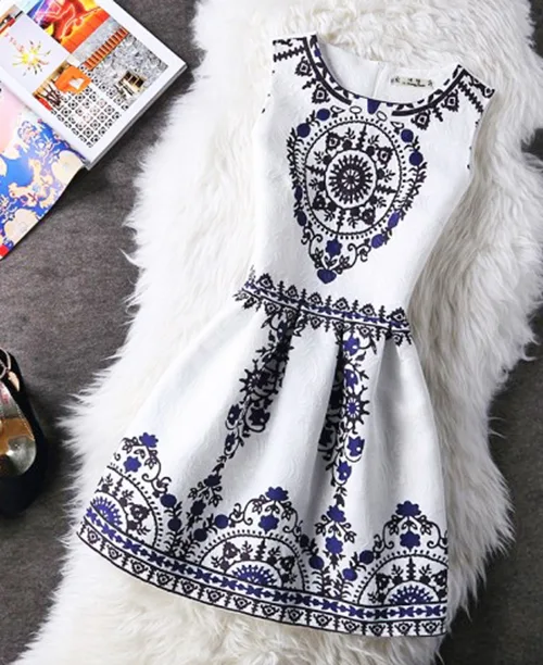 Vestido Branco com Detalhes Floral em Preto e Azul