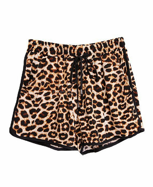 Shorts feminino estampa de onça